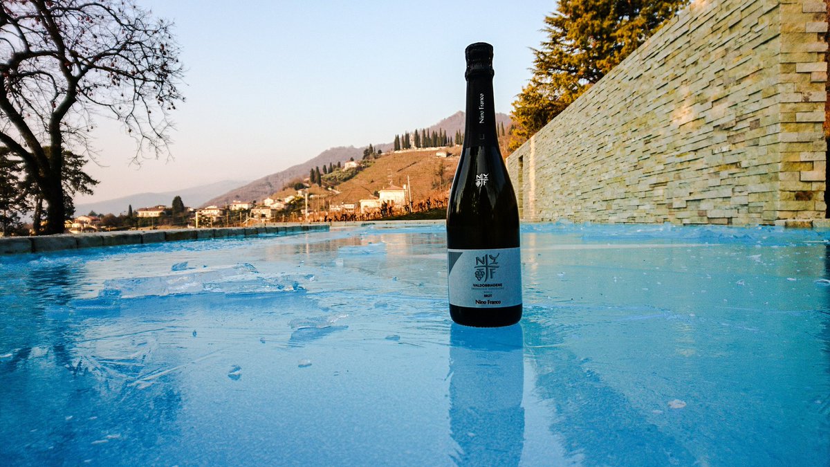 NinoFranco1919's tweet photo. Dancing on ice. #NinoFranco #ProseccoSuperiore #Valdobbiadene #ninofrancobrut #villabarberina #swimmingpool #winter #wine #onice https://t.co/wntcYqXCqb