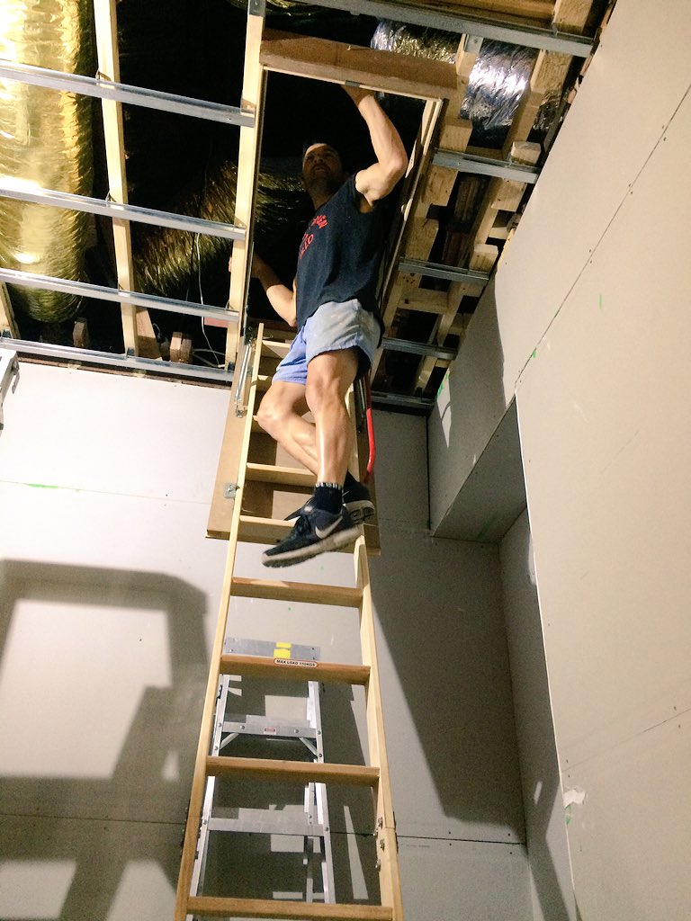 JgJohnny's tweet image. missing HB gents, clients working us hard. stashing 💰 💰 upstairs @Don_Classix