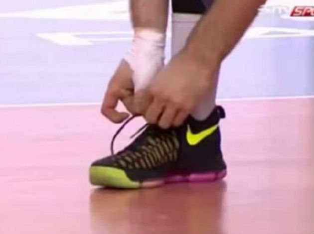 TUR M: Bizarre way to lose match – <a href="/inegolbld/">İnegöl Belediyesi / 1870 🇹🇷</a> player wanted to lace up his shoe and received red card bit.ly/2ifJhea #volleyball