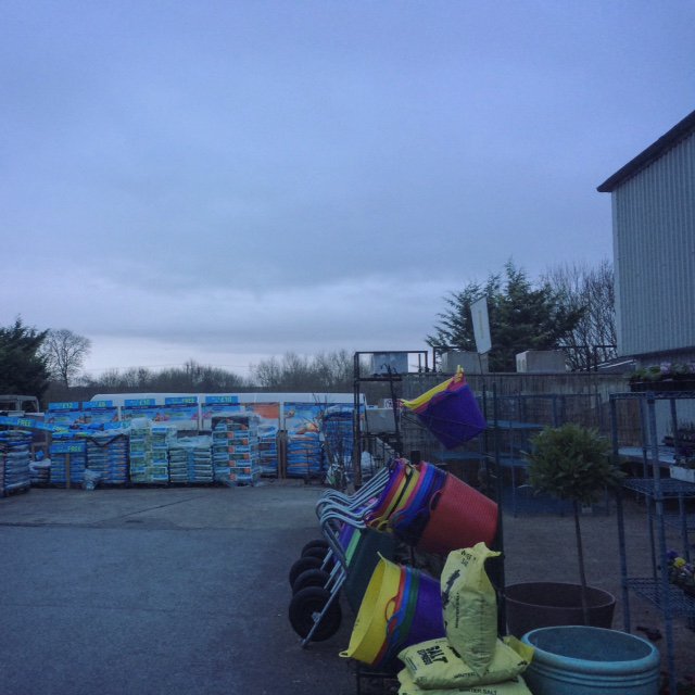 OvertLocke1's tweet photo. Soooo are these snow clouds forming out over the yard..? #snowhope https://t.co/tXFQYD53ps