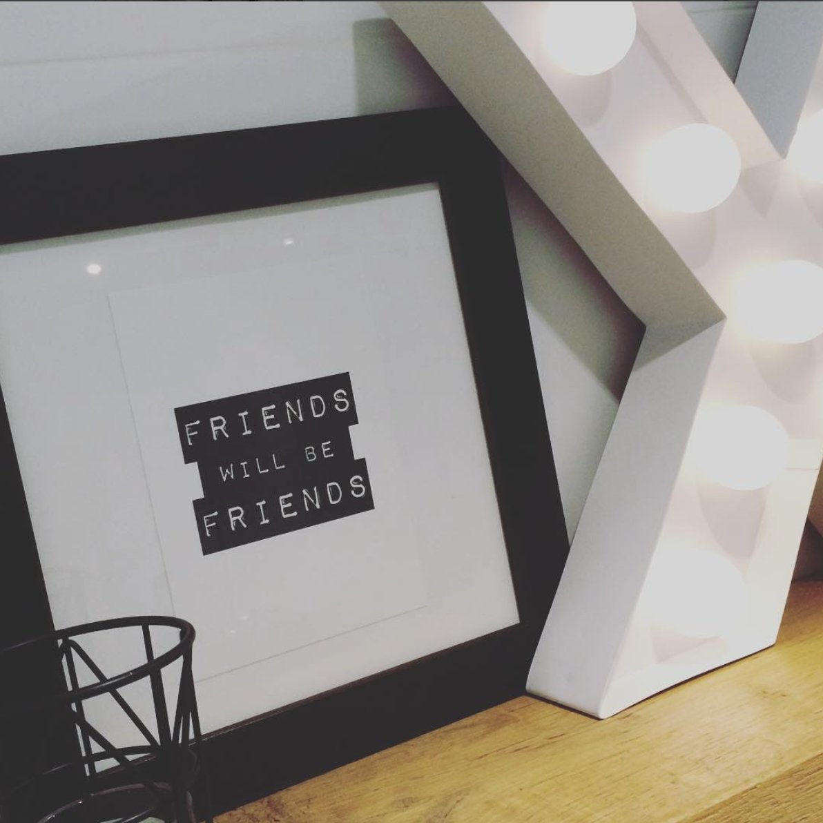 SuedeDesignSHOP's tweet photo. Kaart 'Friends will be friends' https://t.co/fTTv5rG3Ei #kaart #friendswillbefriends #suededesign #zwartwit #interieur https://t.co/gR51Pt9F8i