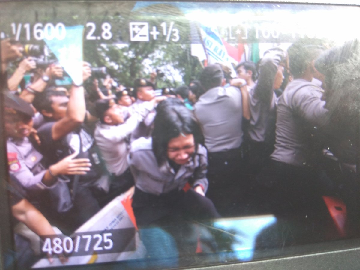 reporterj4il's tweet photo. Inilah akibatnya saat Mahasiswa BEM SI Terus mendorong menuju depan Istana. https://t.co/6dWYkQOC3O
