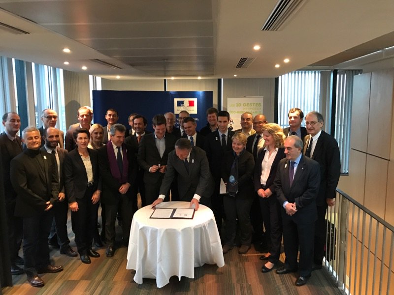 FFSNW's tweet photo. #EcoResp
La #FFSNW signe la Charte des 15 engagements Eco-Reponsables au @Sports_gouv @patricemartin12 @Th_Braillard @PatrickKanner https://t.co/lIzWhhDslu