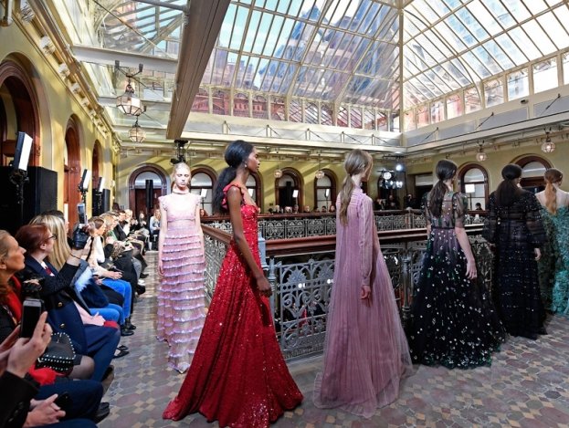 Enamoradas del increíble desfile de Valentino en Nueva York! vía <a href="/smoda/">S Moda</a>  bit.ly/2j3KrGR