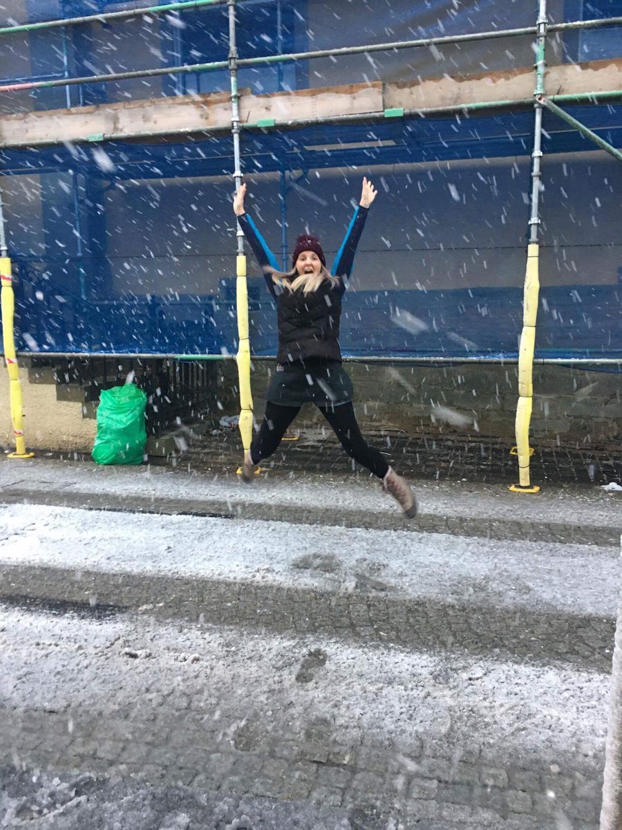 Fbkgirls's tweet photo. Our wee chilly florists today, for once I'm glad to be doing paperwork https://t.co/HUP9i0inY4