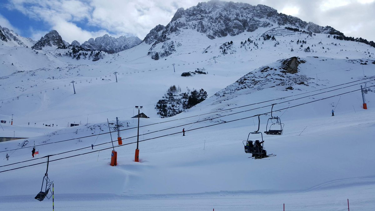 ¡La #nieve ha vuelto! Hoy el @grandtourmalet  ha levantado con 60 cm de nieve fresca. #lospirineosenmayusculas #paquetón #nevada <a href="/npyski/">N'PY ⛷</a>