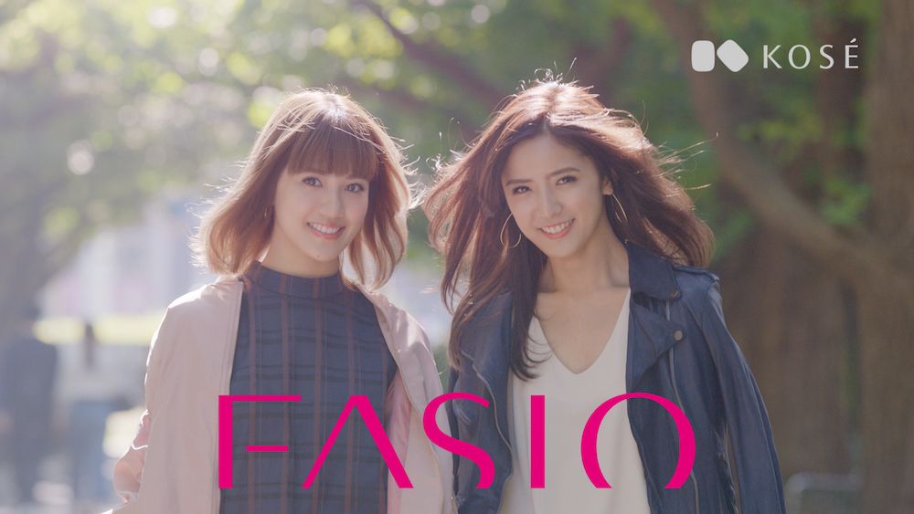 exnews24's tweet photo. 【E-girls】「お姉ちゃんより私の方が可愛いけどね♪」と藤井姉妹がじゃれる新CM

1/25オンエア開始
藤井萩花＆藤井夏恋 出演
「ファシオ マスカラの前に、これ！」篇

CM楽曲：Flower「モノクロ」
https://t.co/I0xCwZtiab https://t.co/8pBwjbzggn