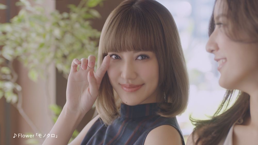 exnews24's tweet photo. 【E-girls】「お姉ちゃんより私の方が可愛いけどね♪」と藤井姉妹がじゃれる新CM

1/25オンエア開始
藤井萩花＆藤井夏恋 出演
「ファシオ マスカラの前に、これ！」篇

CM楽曲：Flower「モノクロ」
https://t.co/I0xCwZtiab https://t.co/8pBwjbzggn
