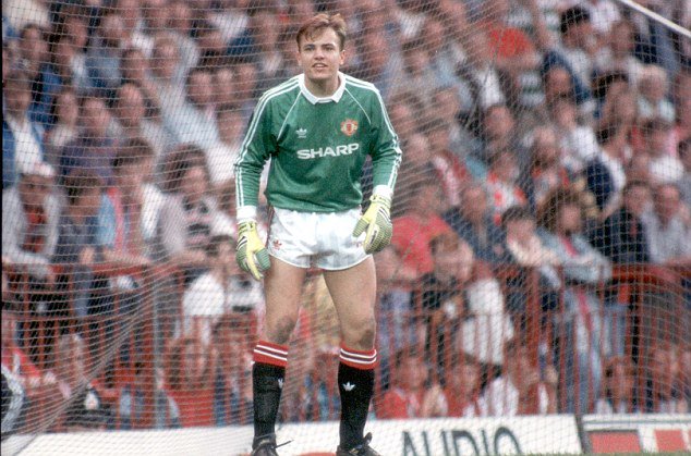 Happy Birthday Mark Bosnich
Here he is in his first spell at United. So good they signed him twice! 