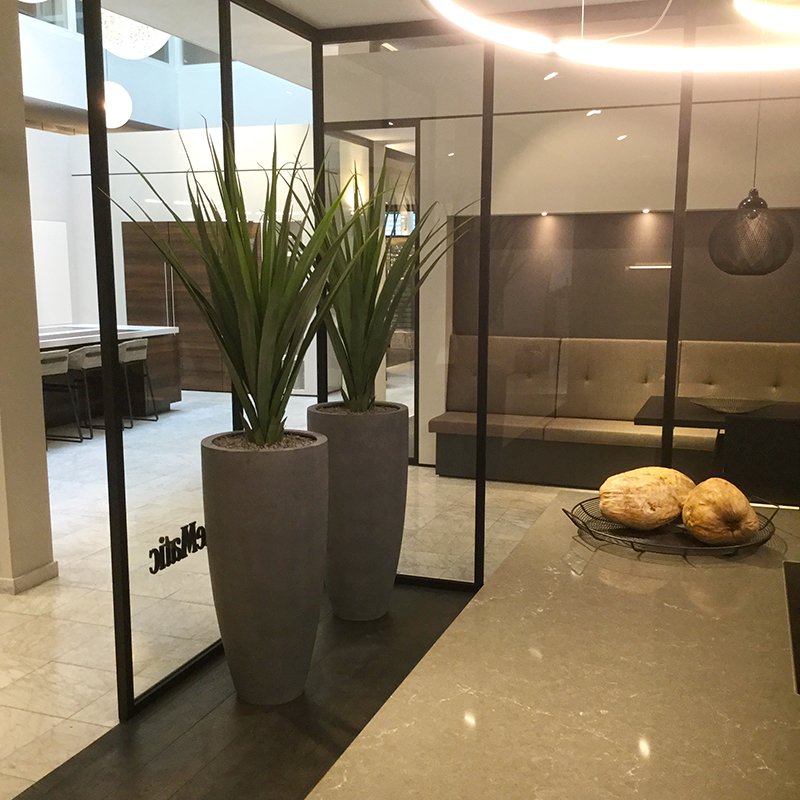 Artificial Ananas Plants in decorative planters <a href="/SieMatic_NL/">SieMatic Nederland</a> #artificialplants #interiordesign #wooninspiratie #interieur #maxifleur