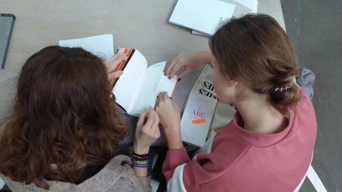 agrupacio_ajac's tweet photo. #PremisAJACX >>> Triant papers, textures, encuadernacions i colors...ven aviat tindrem el llibre dels premis enllestit https://t.co/ZN0nTPbY62