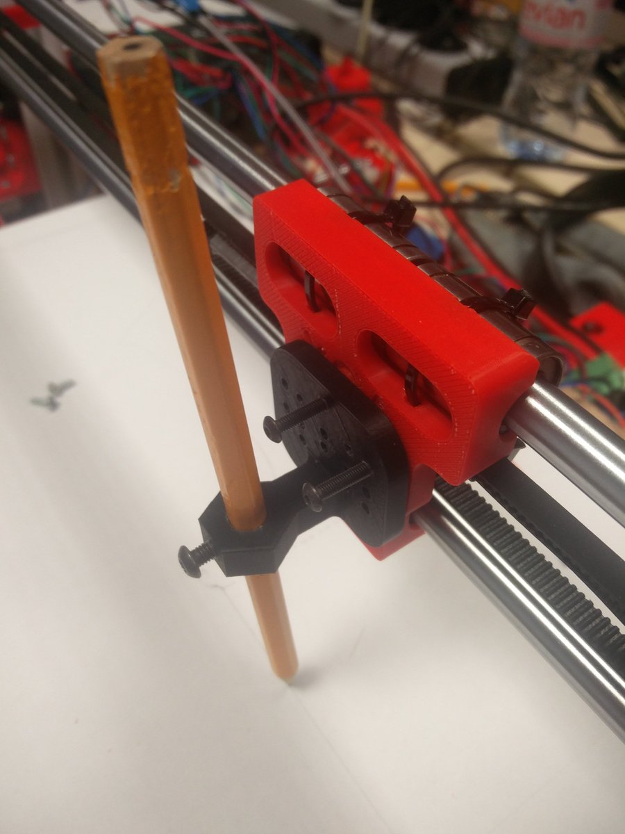 RoboTouch_ECE's tweet image. Pour l'instant on a mis un crayon à la place du pinceau pour faire les premiers #tests #ValoConcours