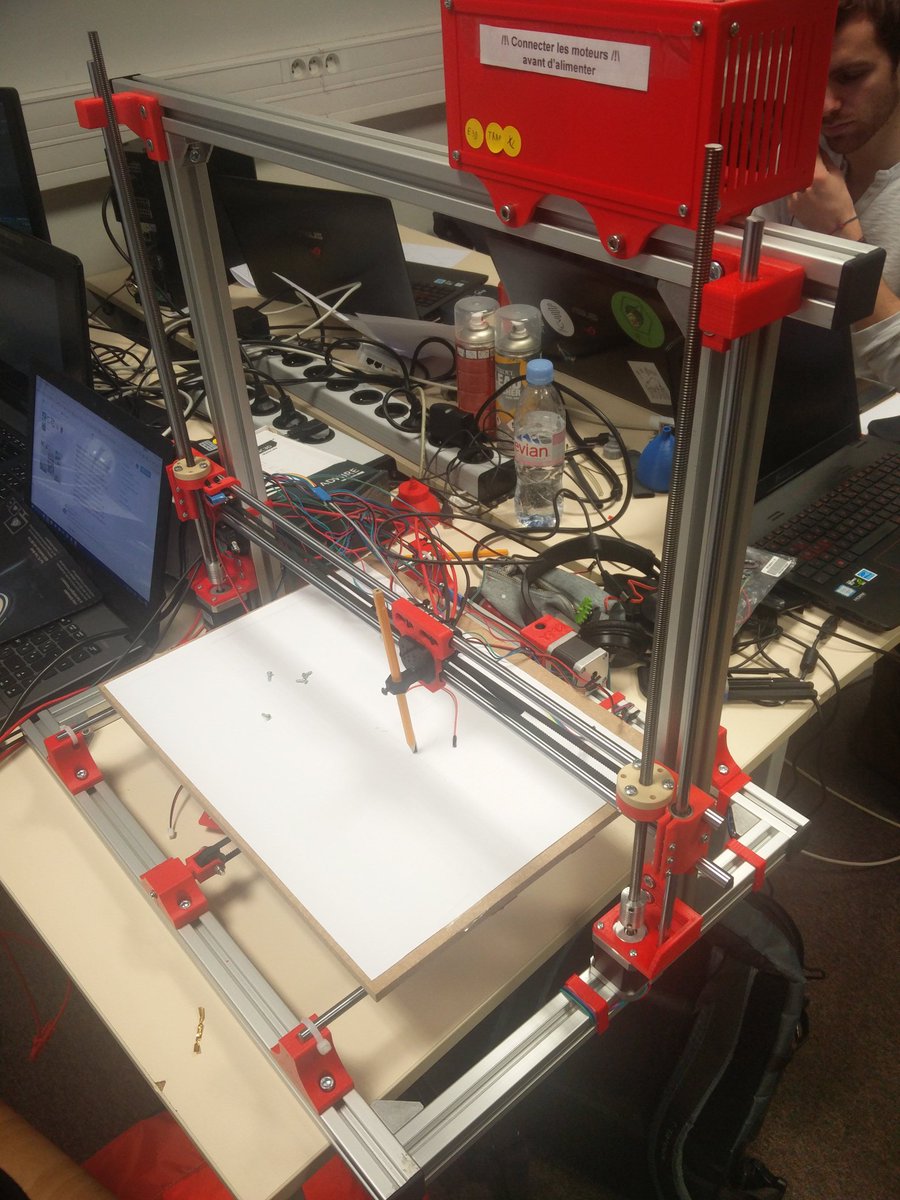 RoboTouch_ECE's tweet image. Pour l'instant on a mis un crayon à la place du pinceau pour faire les premiers #tests #ValoConcours