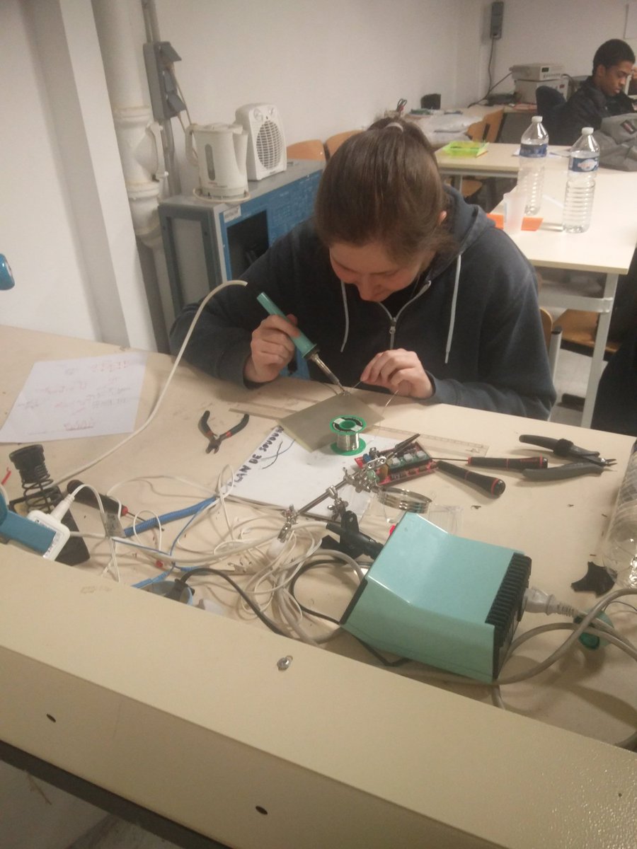 RoboTouch_ECE's tweet image. Voilà, Elodie soude, Charles fait des calculs, Thibault et Antoine sont sur leur ordinateurs et Cyril #liveTweet #ValoConcours