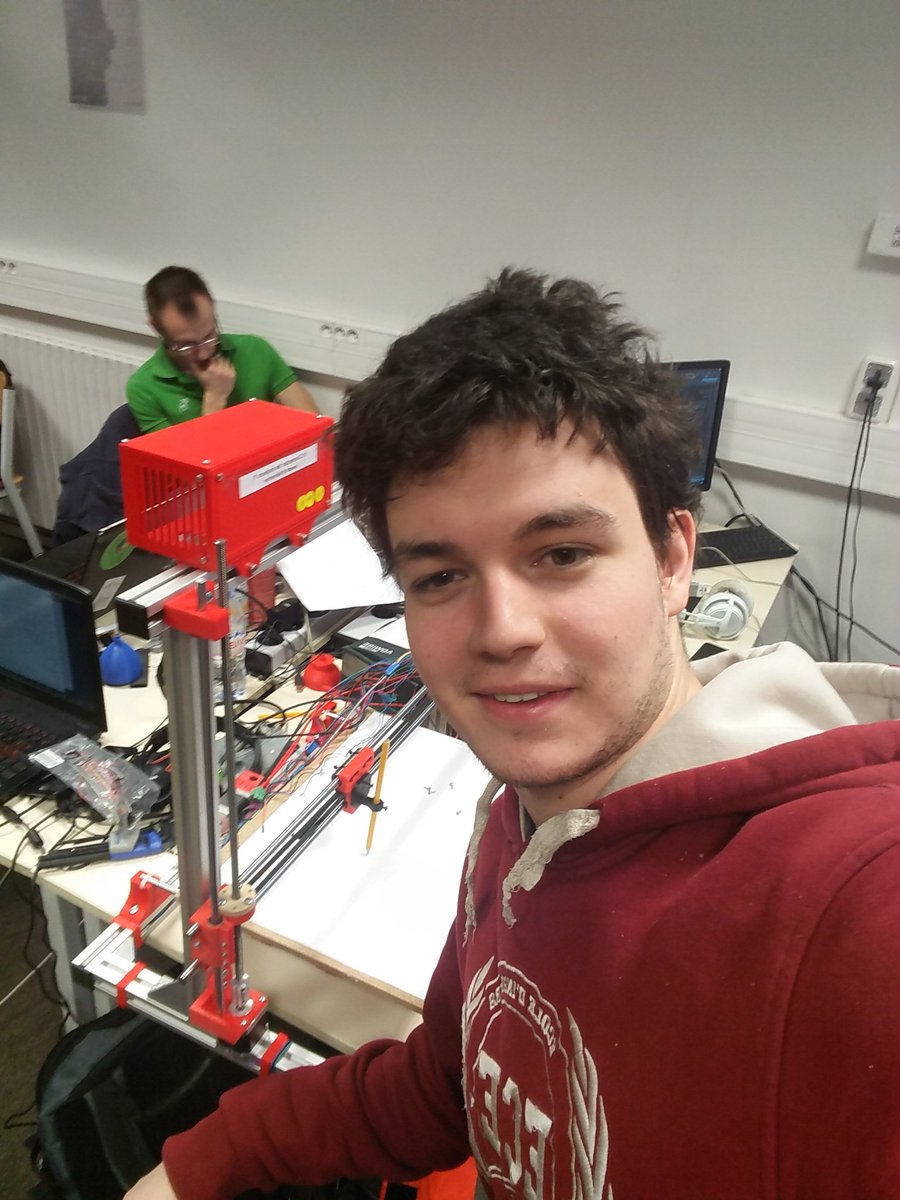 RoboTouch_ECE's tweet image. Voilà, Elodie soude, Charles fait des calculs, Thibault et Antoine sont sur leur ordinateurs et Cyril #liveTweet #ValoConcours