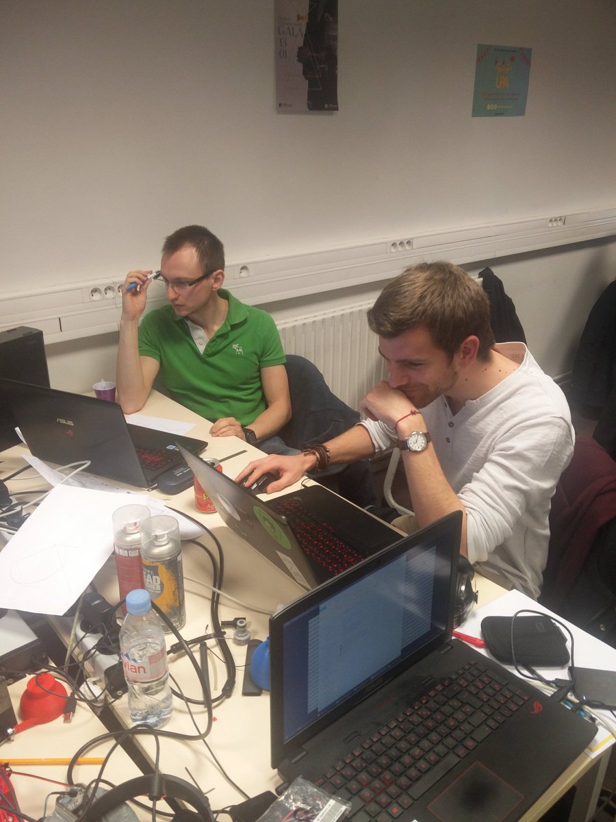 RoboTouch_ECE's tweet image. Voilà, Elodie soude, Charles fait des calculs, Thibault et Antoine sont sur leur ordinateurs et Cyril #liveTweet #ValoConcours
