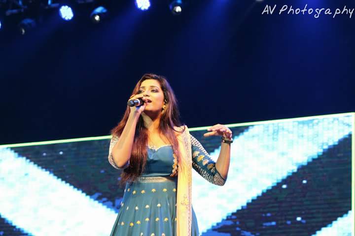 SonaSsg's tweet photo. ***New Pics*** Justtt love ts killing expressions 🎈🎈🎈.. @avadhutopiaVapi #11dec2016 @shreyaghoshal 
 moments of passion... 😀😀😀 #SGlove 😘 https://t.co/mkZKHlbzS1