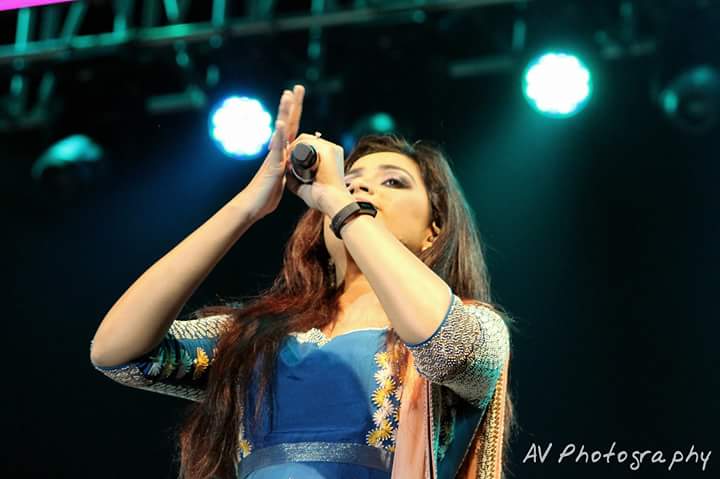 SonaSsg's tweet photo. I posted 200 pics on my fb page of this concert @avadhutopiavapi.#11dec2016..take a look!!! @shreyaghoshal Love u a lottt.. 😘😘😘 https://t.co/l7veDjkcvV