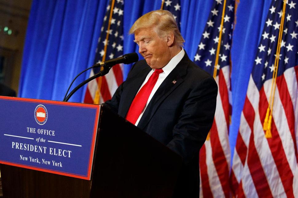 usnews's tweet photo. Trump suggests #TrumpDossier can't be true, because he's a "germaphobe" https://t.co/O46aeekpkr https://t.co/4nfxLmZASN