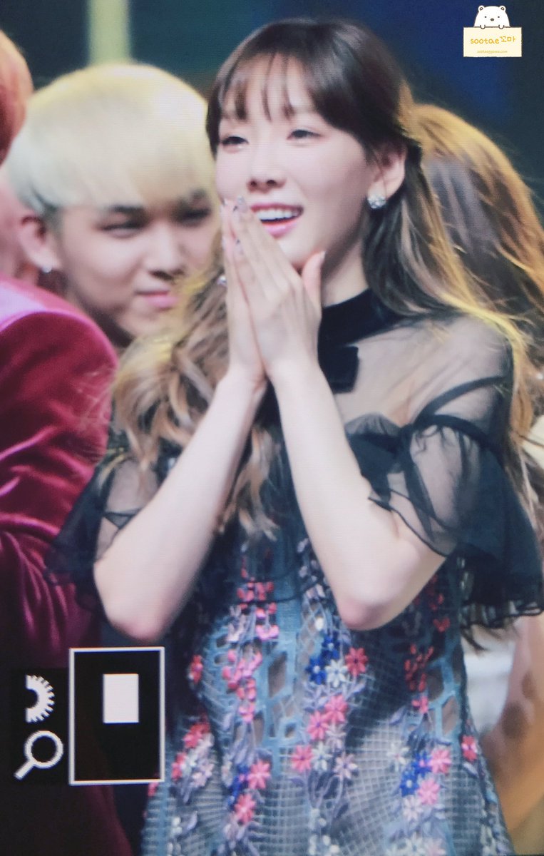 sootaeggoma's tweet photo. 170101 MBC 가요대제전 #태연 
새해 복 많이 받으세요!! Happy new year 🎉 https://t.co/46m0sdTIxw