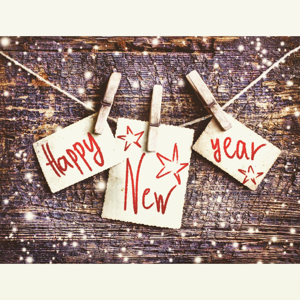 thepaintmakers's tweet photo. We hope all our followers have a wonderful #NewYear and all of your dreams come true! #PaintbyConran #2017 💫✨ https://t.co/9b2GrU4dAA