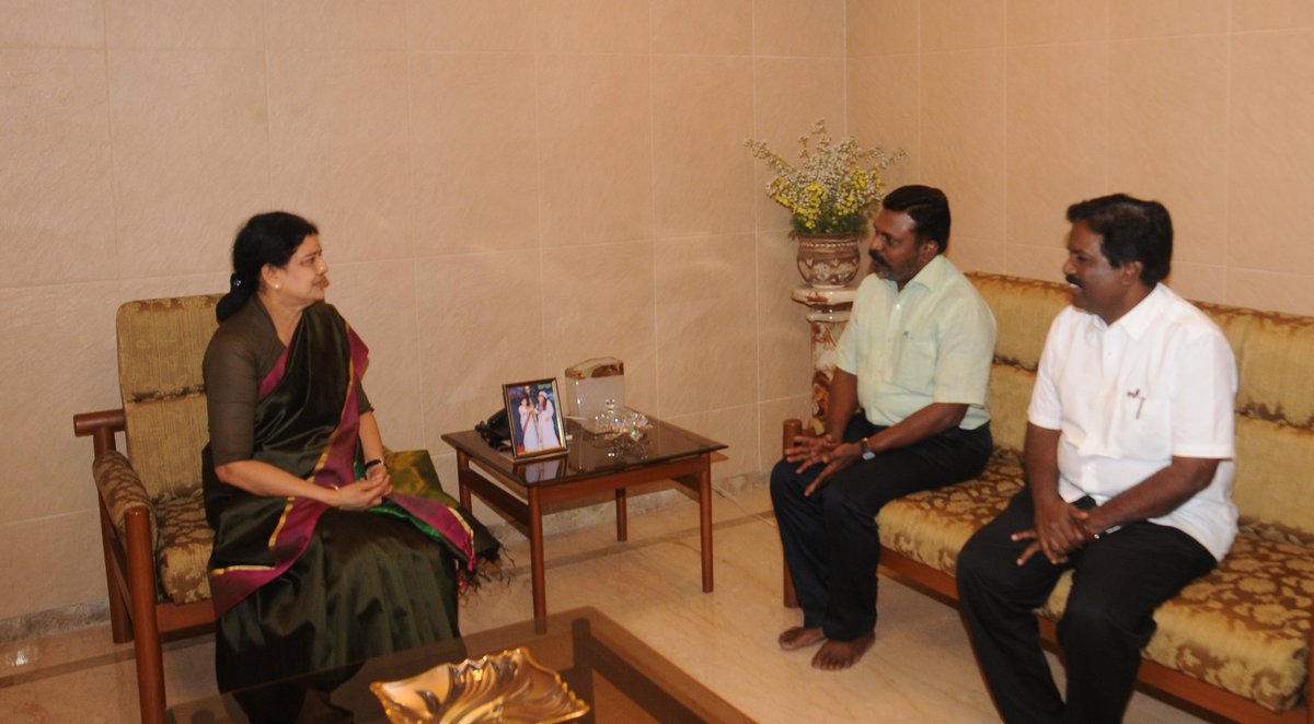 AIADMKOfficial's tweet photo. அஇஅதிமுக பொதுச்செயலாளராக பொறுப்பேற்றுள்ள சின்னம்மா அவர்களுக்கு ��ிருமாவளவன் அவர்கள் நேரில் வாழ்த்து தெரிவித்தார். https://t.co/G3vVsqTdnH