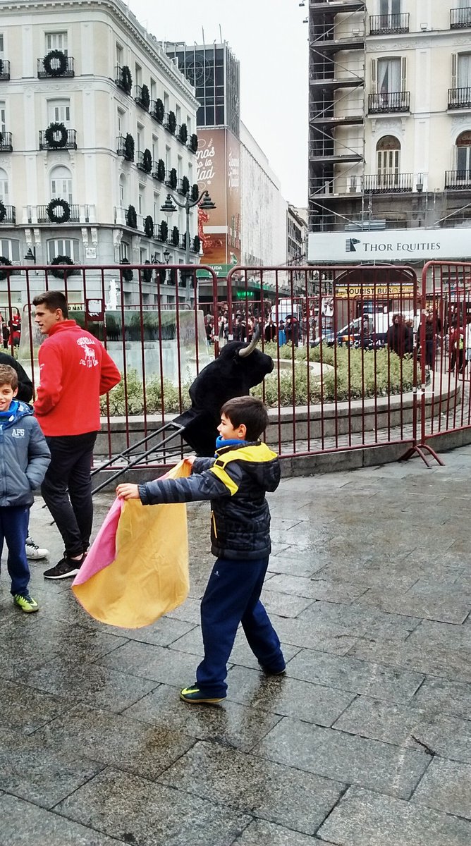 datoros_com's tweet photo. En la Puerta del Sol de Madrid los niños juegan al toro hasta el mismo día de Nochevieja.

El futuro es nuestro #Feliz2017 https://t.co/Vmqe3tJ4T8