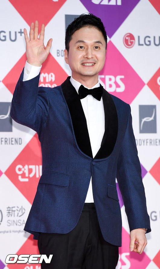 #JangHyunSung at #2016SBSDramaAwards red carpet