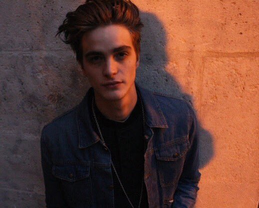 NewPoudlardRPG's tweet photo. • Robert Laby.
• Seth.
• Serpentard. 7e année.
• Serpent et chaton.
• Sang-pur.
• Partisan de l'ombre.
@RpgWithSeth https://t.co/ojfsWmTQJf