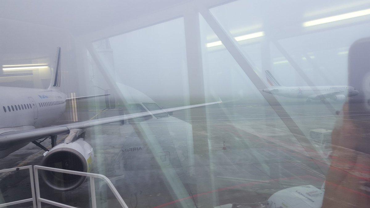 AvgeeksFR's tweet image. Sous le brouillard, boarding l'@AirFranceFR #LabLine à @aeroport_tls ! ✈ Ah tiens, le #Paris2024 qui passe ! Bon Réveillon à tous ! 🎉🍾🍸😘
