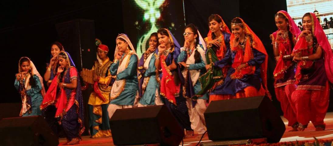 igautamshah's tweet photo. #KankariaCarnival में देशमे प्रचलित विविध राज्योकी अलग अलग नृत्य प्रणालियो को प्रदशित करके शहेरीजनो का मनोरंजन करते हुए

#VisitAhmedabad https://t.co/Q8lldG26Q8