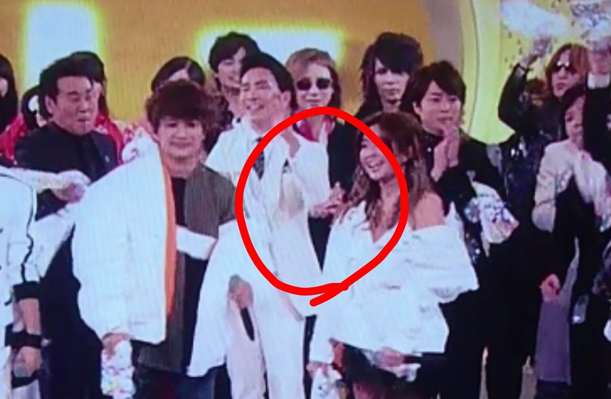 x_mocojapan's tweet photo. XJAPANがタオルふってない疑惑を目にしたので検証

ヨシキ：元々持ってない
トシ：丸めて振ってる
ヒース：振ってる
スギゾー：めっちゃ振ってる
パタ：確認出来ず

現場からは以上です https://t.co/7lUNBG5lSu