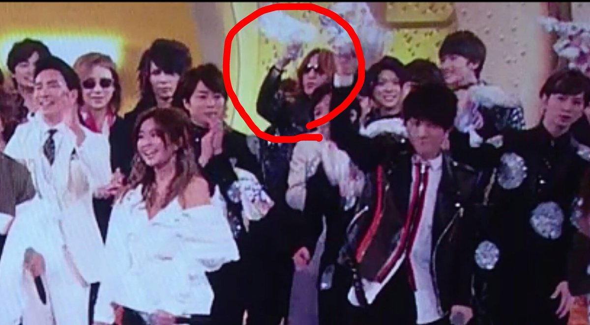 x_mocojapan's tweet photo. XJAPANがタオルふってない疑惑を目にしたので検証

ヨシキ：元々持ってない
トシ：丸めて振ってる
ヒース：振ってる
スギゾー：めっちゃ振ってる
パタ：確認出来ず

現場からは以上です https://t.co/7lUNBG5lSu
