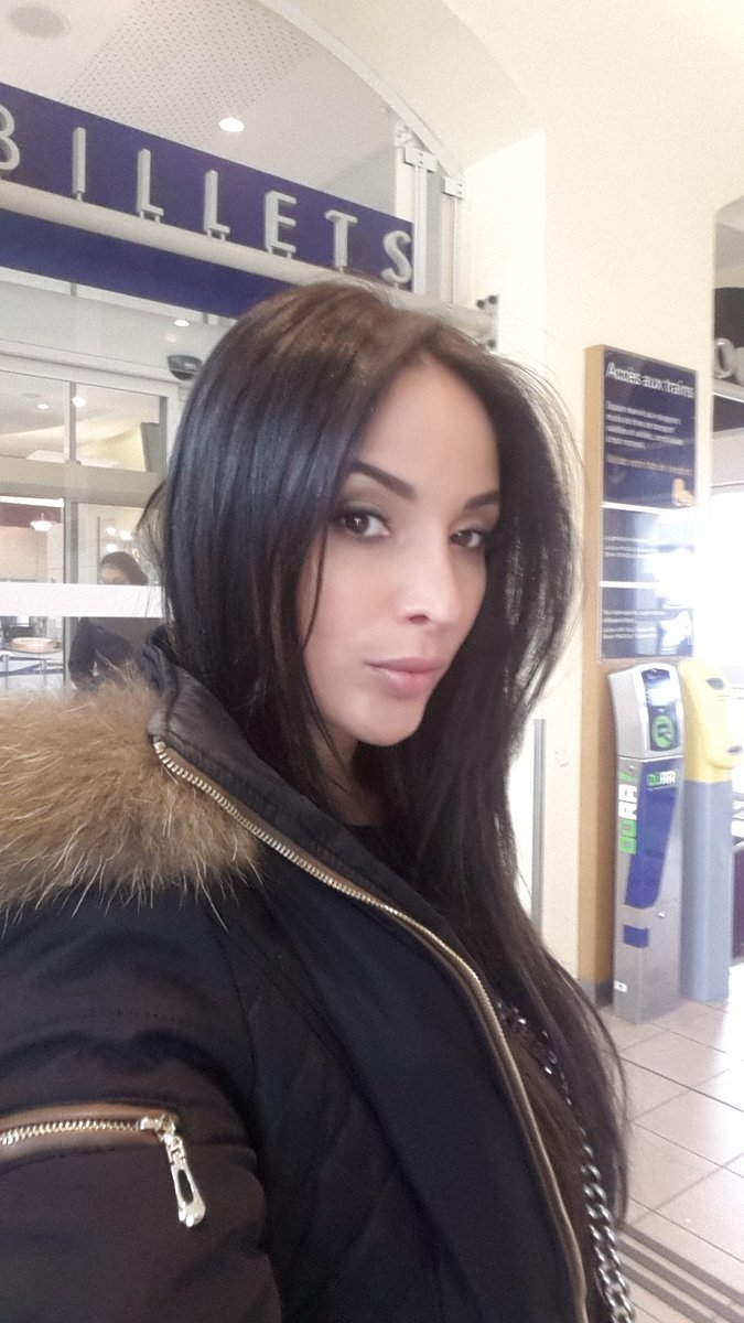 AnissaKate's tweet photo. On my way.....bon reveillon a tous 😘 😘 https://t.co/VvOwpRnigV