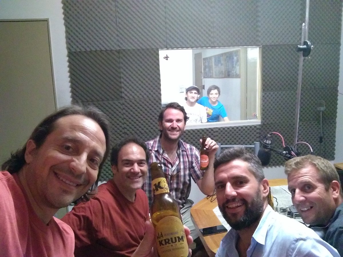 indiomario's tweet photo. Anoche último programa de 2do Ciclo de #HaceQueSea... Recibimos a los amigos de #OldKrum cerveza artesanal Mendocina.. aplausos mil :) https://t.co/4jEhG5EL2f