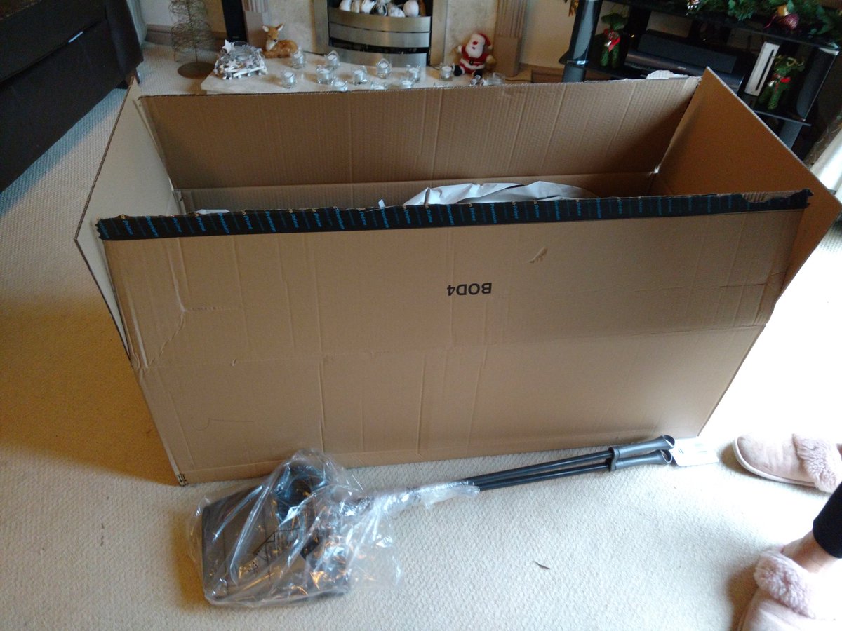 desburke31's tweet photo. @AmazonUK This packaging is ridiculous for a dust pan and brush. Can you come and collect it? https://t.co/Adfe229J26