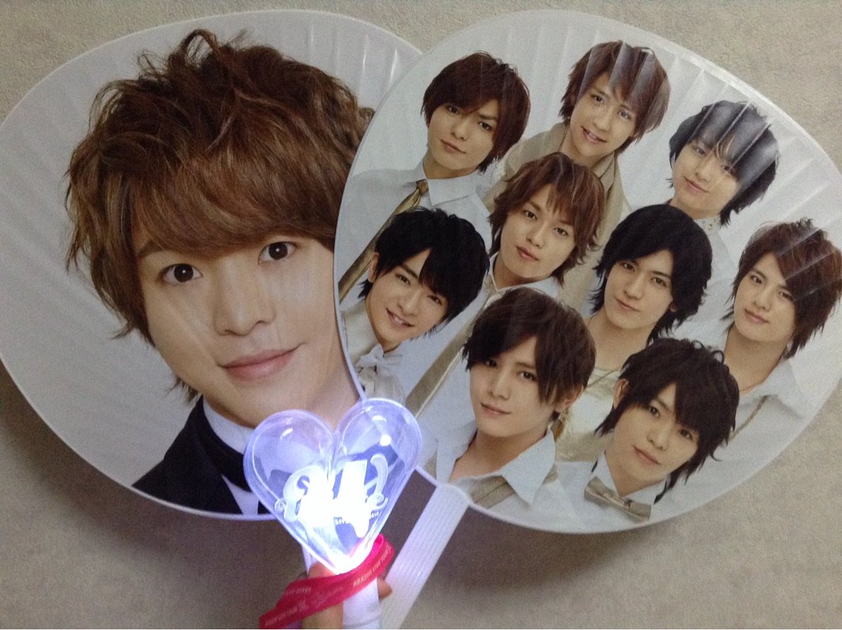 suninnocence's tweet photo. @kiragira501 トンさん今年もお世話になりましたー！トンさんからもらったうちわとペンラ持ってカウコン行ってきま～す！コンサート終わってTL見たら優勝旗持った相葉くんが見られますように(＊-人-) 来年もよろしくお願いします！ https://t.co/QrFfCE0lq9