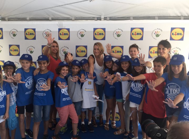 alegriaactivity's tweet photo. [SEPTIEMBRE] El Frutitour @lidlespana promueve el consumo de frutas y hortalizas..con una madrina de excepción:¡@miss_belmont! #MomentosAA16 https://t.co/Y4WBjAyz5G