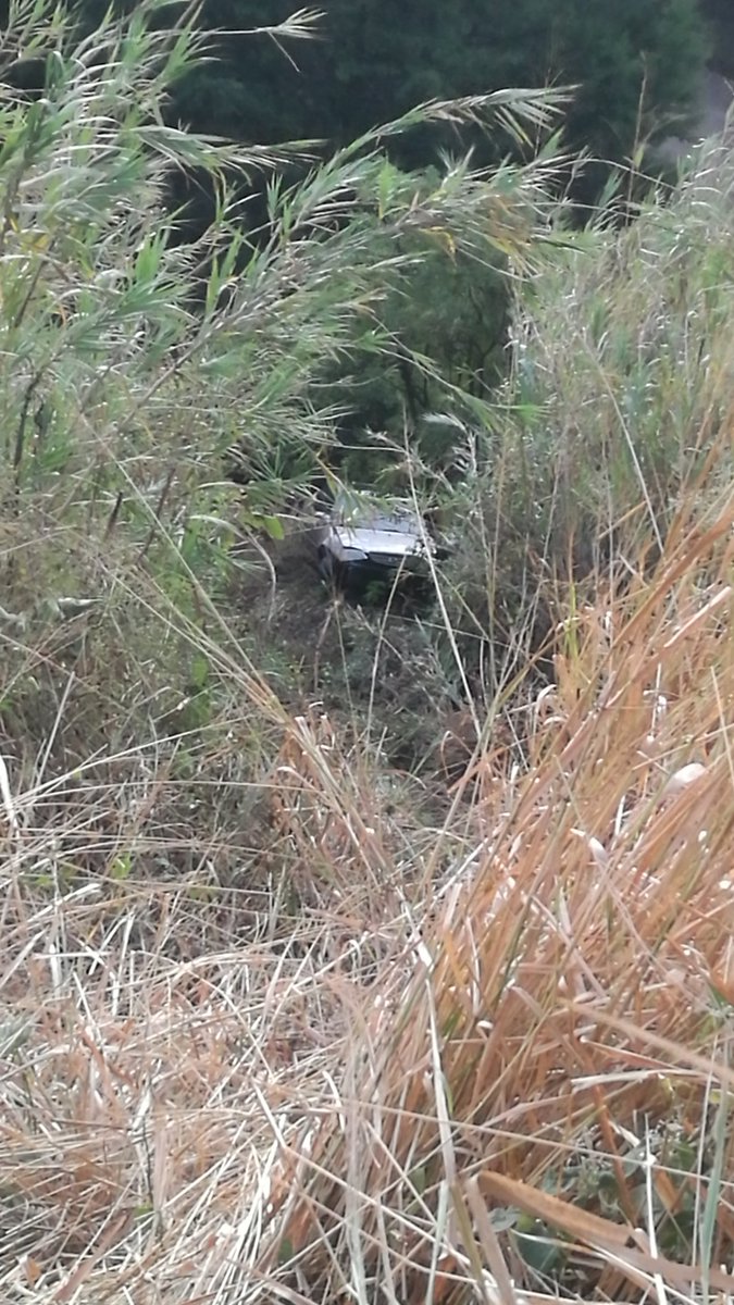 SanezBreyner's tweet photo. @amilcarmontejo Automóvil derrapo y cae hondonada. Atras de campo marte en area del poligono. https://t.co/IxpapPHktW