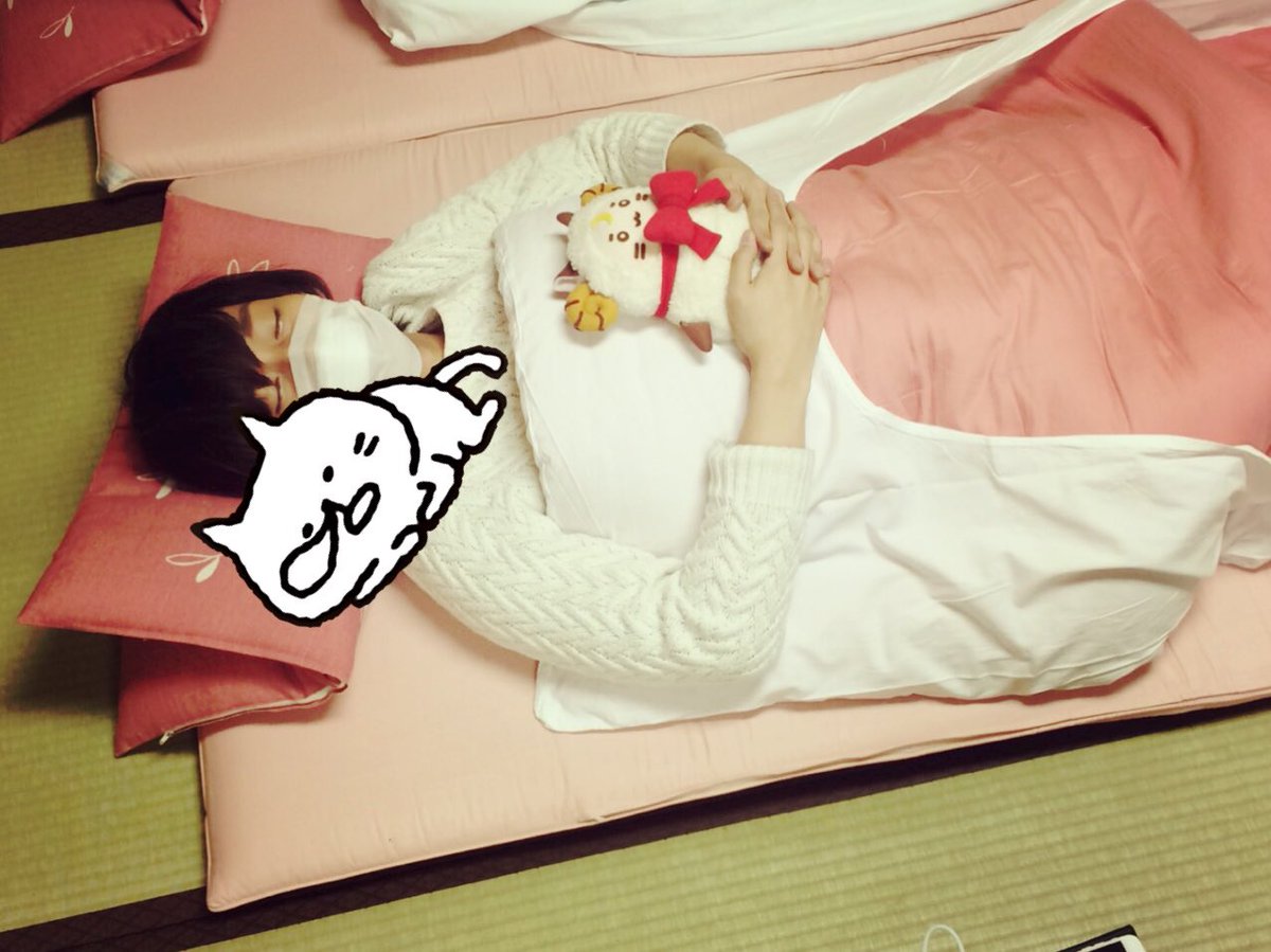 _amatsuki_'s tweet photo. 2016年 本当に本当にお世話になりました。
夢も希望もなかった僕の世界は今も尚変わり続けて今年も1年笑顔が溢れる日々を送れました
僕を見つけてくれてありがとう
どうぞ来年もよろしくお願いします！

(ライブの控え室が旅館だったので布団引いて出番まで寝てたら撮られた天月くん) https://t.co/udsPr2fy1b