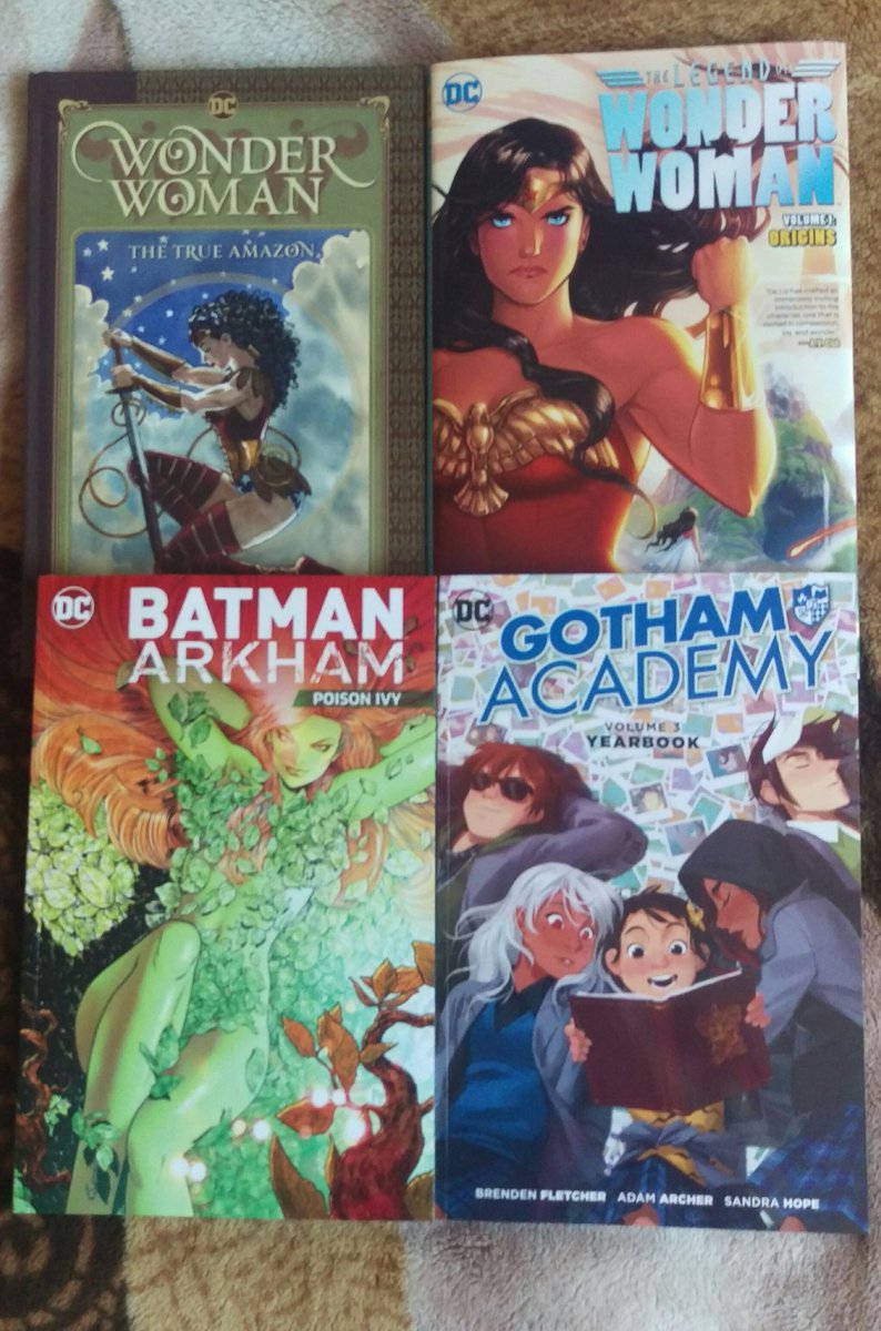 kasiiaa_m's tweet photo. Part 3 #comics pick Wonder Woman #thetrueamazon @LegendOfWW hardcover, Batman Arkham #PoisonIvy and #gothamacademy vol 3 https://t.co/g6tRg4A7mW