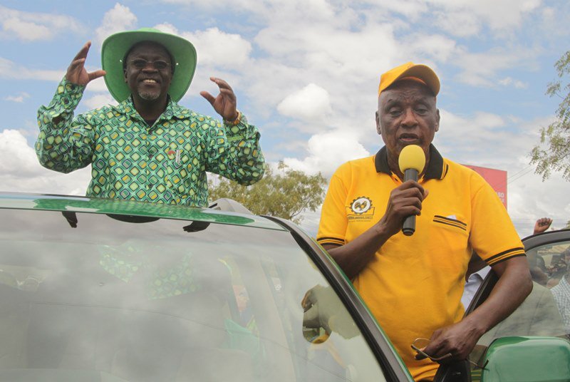 TanzaniaHistory's tweet photo. 31 Desemba 1944 - Augustino Lyatonga Mrema, mwanasiasa wa Tanzania anazaliwa. Picha: Augustino Mrema (kulia) na John Magufuli mwaka 2015. https://t.co/paugMrx85r