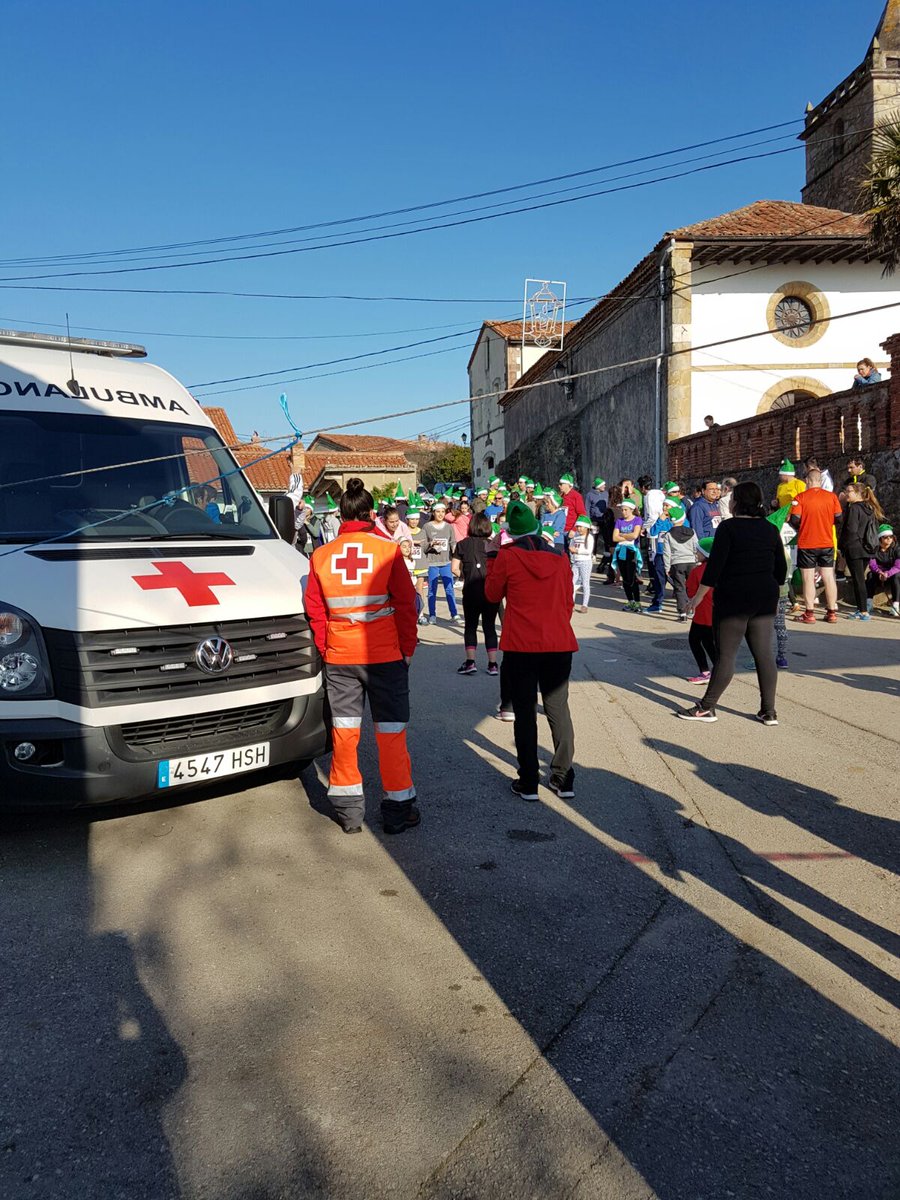 CRECantabria's tweet photo. Se acaba el año y el #VoluntariadoCruzRoja sigue ahí para ayudarte,cobertura sanitaria #sansilvestre  de trasvia comillas!Si no nos veis,112 https://t.co/xNPjyDfkhj