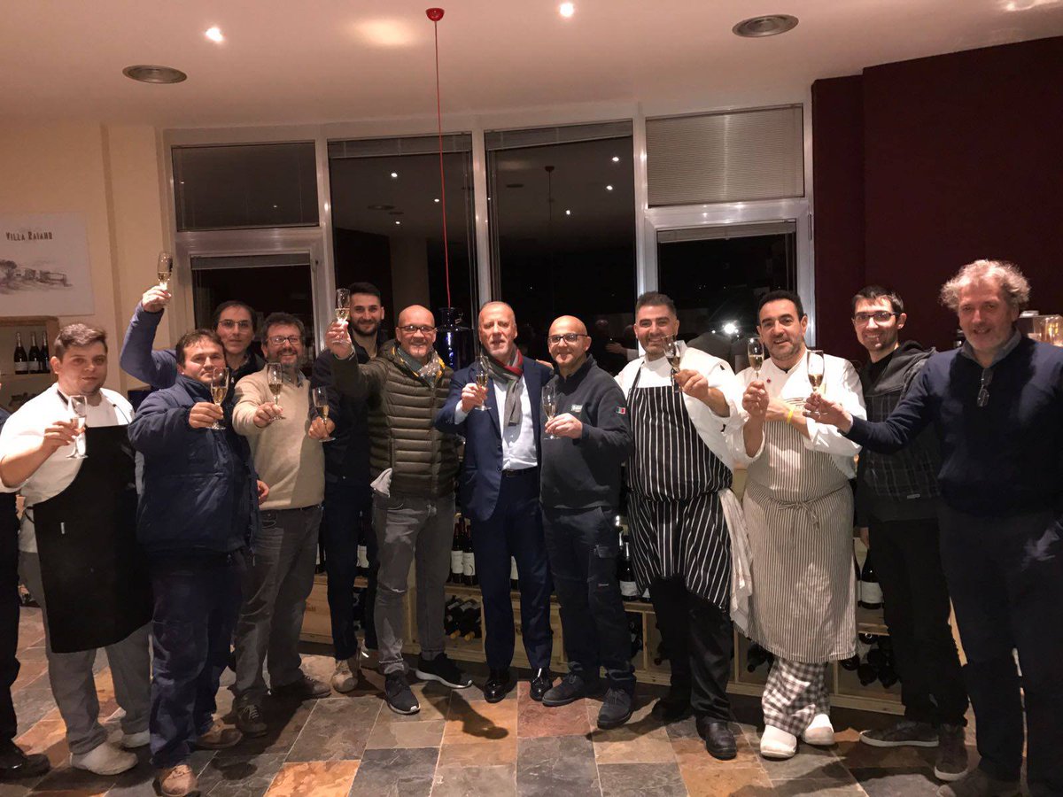 <a href="/villaraiano/">Villa Raiano</a> vi augura un 2017 fantastico con un brindisi speciale!