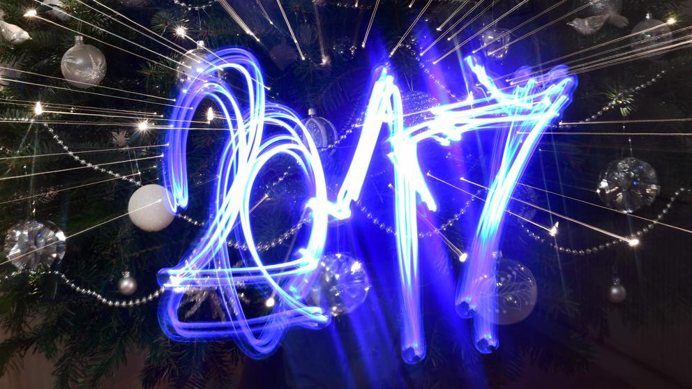 mqafrenesi's tweet photo. Os deseo un maravilloso y feliz año nuevo lleno de suerte, felicidad y alegría. ¡¡Feliz 2017!! https://t.co/0jC6QVwzgE