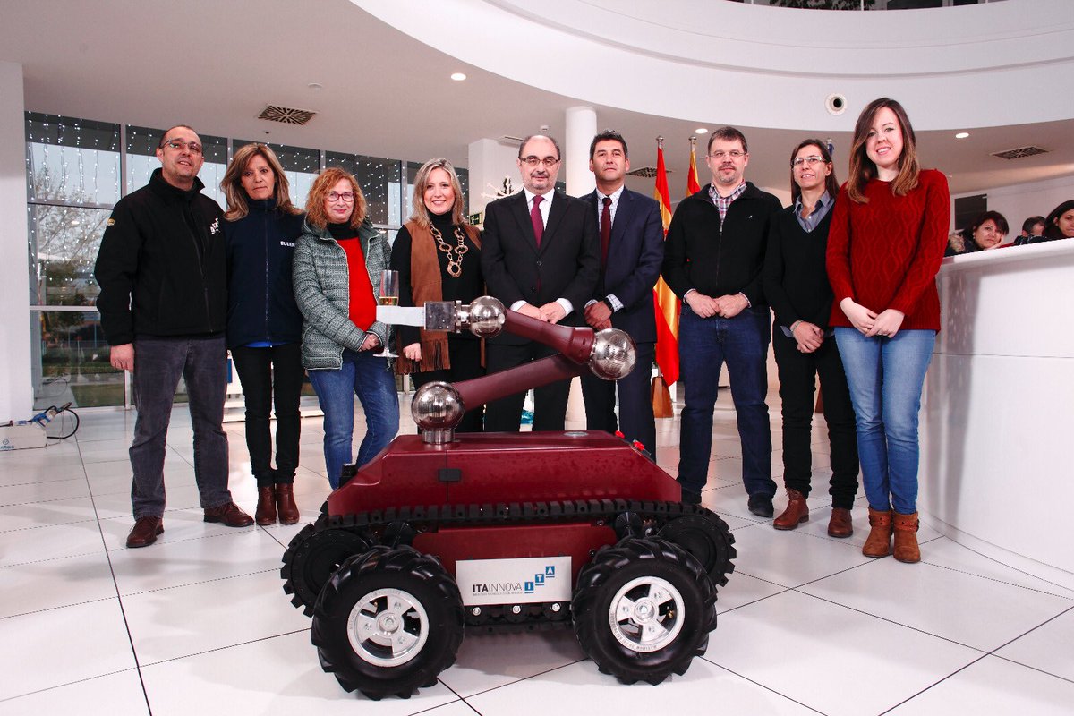JLambanM's tweet photo. Con los magníficos investigadores del @ITAINNOVA y con este encantador robot 😊En centros como éste se está gestando el Aragón del futuro https://t.co/5jzuChmbxZ