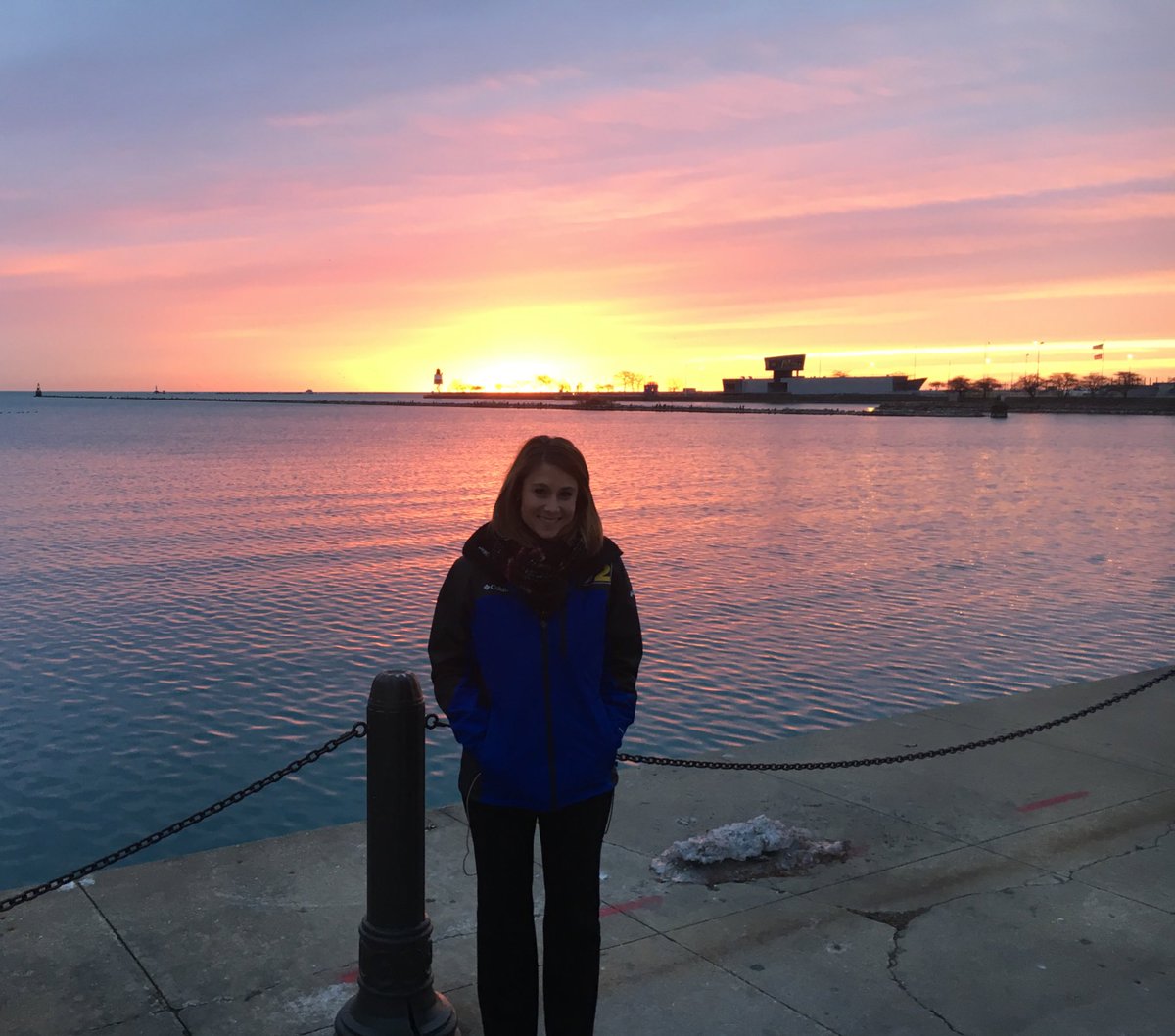 LaurenVictory's tweet photo. Last #sunrise of #2016!!! #nofilter #LakeMichigan #HappyNewYear #Chicago #dawn #Chitown #Chiwinter #NYE #NYE2016 #nofilter @cbschicago https://t.co/CqAEbfVzZC