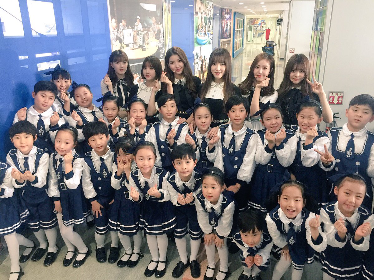 GFRDofficial's tweet photo. #여자친구 #GFRIEND #2016MBC가요대���전 2016년의 마지막 무대 어떠셨나요? 오늘 무대처럼 따뜻한 한해였기를....❤ #버디 사랑해요💕 https://t.co/PRIbdaC3Rh