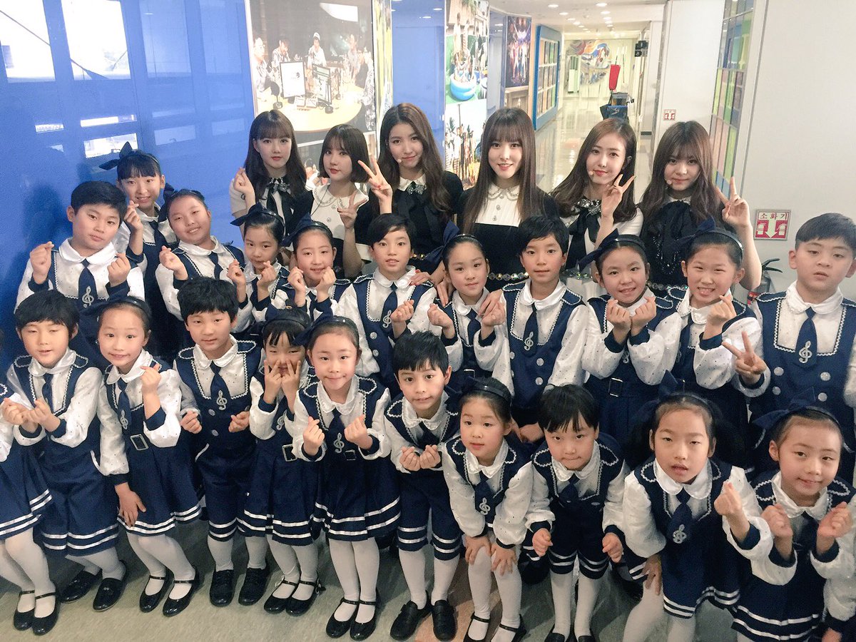 GFRDofficial's tweet photo. #여자친구 #GFRIEND #2016MBC가요대���전 2016년의 마지막 무대 어떠셨나요? 오늘 무대처럼 따뜻한 한해였기를....❤ #버디 사랑해요💕 https://t.co/PRIbdaC3Rh