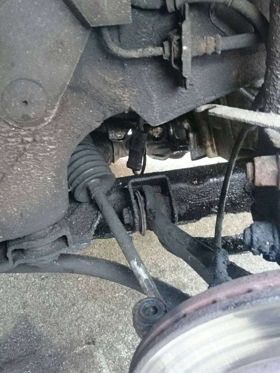 TomnotJasonBorn's tweet image. Driveshaft change on a Kangoo ...... #friendlyneighbour #friendlyneighbourhoodmechanic
#Renault 
#kangoo
